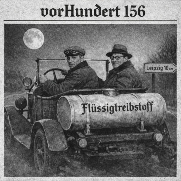 2 Herren sitzen im Auto auf dem Weg nach Leipzig. Auf dem Brennstoffkanister ist zu sehen "Flüssigbrennstoff". Im Hintergrund zeigt ein Wegweiser "Leipzig, 10km" an. Oben links ist der Mond zu sehen.